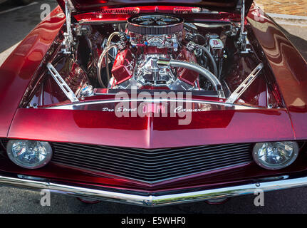 Classic car vano motore di un'auto d'epoca red Chevrolet Camaro, STATI UNITI D'AMERICA Foto Stock