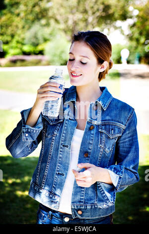 Donna con la bevanda fredda Foto Stock