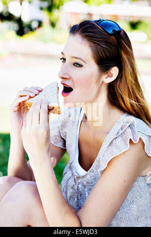 Donna di mangiare un panino Foto Stock