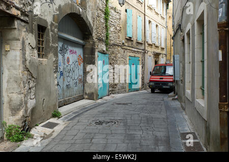 Furgone rosso in antica pietra stretta strada, Arles, Provenza, Francia Foto Stock