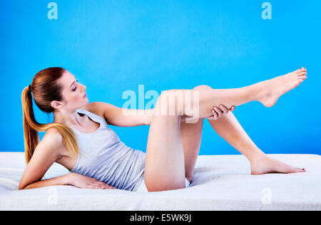 Dolore alle gambe in una donna Foto Stock