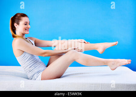 Dolore alle gambe in una donna Foto Stock