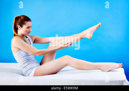 Dolore alle gambe in una donna Foto Stock