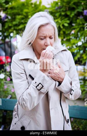 Persona anziana con rinite Foto Stock