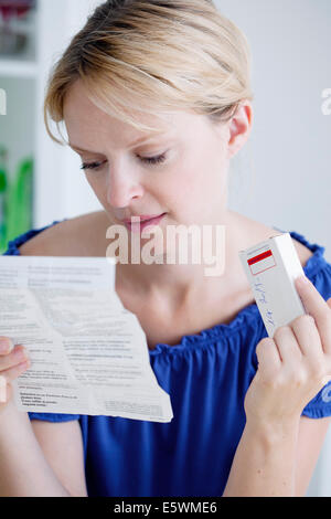 La donna la somministrazione dei farmaci Foto Stock