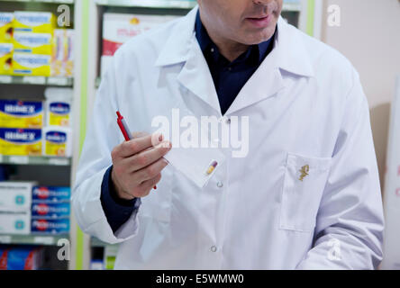 Interno di una farmacia Foto Stock