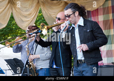 La sezione di ottoni e il cantante della Hit Men UK, effettuando al Festival BrocklyMax, Campi collinosi, Lewisham. Foto Stock