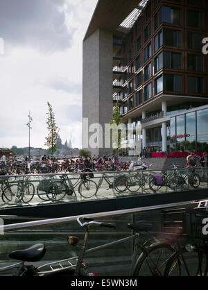 Le biciclette parcheggiate davanti alla Biblioteca Centrale di Amsterdam, Paesi Bassi Foto Stock