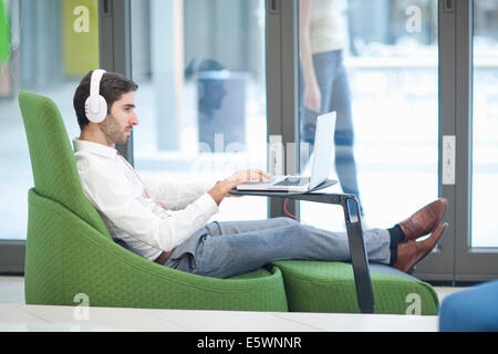 Maschio di lavoratore di ufficio con computer portatile Foto Stock