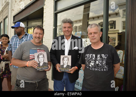 Huntington, New York, Stati Uniti d'America. Il 6 agosto, 2014. L - R anteriore, Greg Packer, di Huntington, CHARLIE PACIULLO, di Coram e KENNY MITCHELL, di città giardino, sono le prime tre persone sulla linea a frequentare il libro firma per H. Clinton del nuovo memoir, scelte difficili, a libro Revue a Huntington, Long Island. Clinton del libro è circa i suoi quattro anni come America's 67th Segretario di Stato e di come esse influenzano la sua visione del futuro. Imballatore aveva atteso dopo le 4 del mattino, Paciullo dal 1 am quel giorno e Mitchell aveva atteso dopo 11:10 pm la notte prima. Credito: Ann Parry/ZUMA filo/Alamy Live News Foto Stock