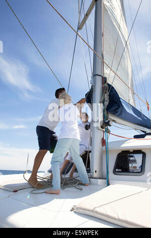 Padre e fratelli alaggio vela su catamarano vicino a Fuerteventura, Spagna Foto Stock