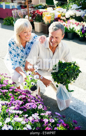 Giovane lo shopping al mercato dei fiori, Mallorca, Spagna Foto Stock