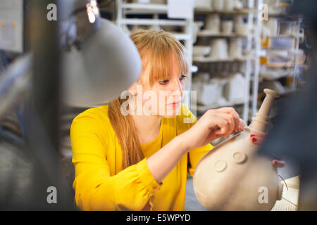 Potter femmina lavorando nel laboratorio di ceramica Foto Stock