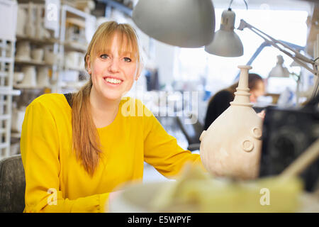 Potter femmina lavorando nel laboratorio di ceramica Foto Stock