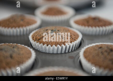 Close up della coppa al forno dolci nel vassoio da forno Foto Stock