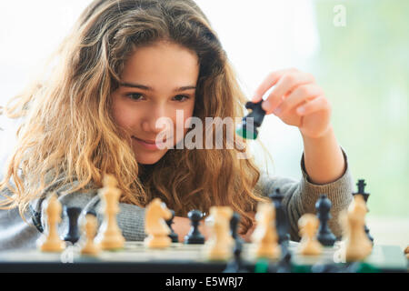 Ritratto di giovane ragazza che gioca a scacchi Foto Stock