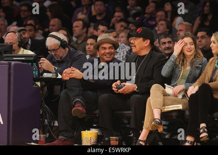 Venerdì 31 gennaio 2014; celebrità presso i Lakers gioco. Charlotte Bobcats Pacers sconfitti i Los Angeles Lakers dal punteggio finale di 110-100 a Staples Center a Los Angeles CA dotata di: George Lopez,Danny Trejo,Lorraine Nicholson dove: Los Angeles Cal Foto Stock