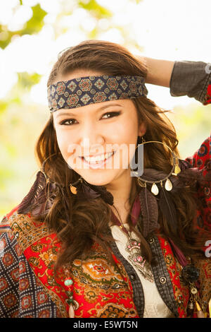 Giovane donna indossa abbigliamento hippy Foto Stock