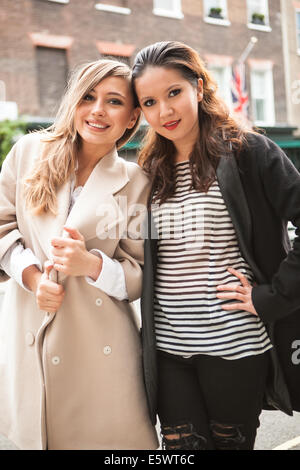 Le donne che posano su Street, Londra, Regno Unito Foto Stock