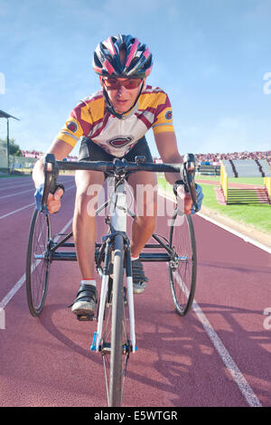 Ciclista presso la linea di partenza in para-competizione atletica Foto Stock