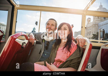 Giovane adulto giovane sul bus Foto Stock