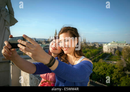 Due giovani donne che assumono autoritratto, Vienna, Austria Foto Stock