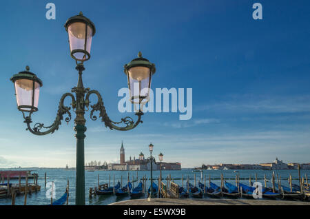 Gondole e l'Isola di San Giorgio Maggiore, da Piazza San Marco, Venezia, Veneto, Italia Foto Stock