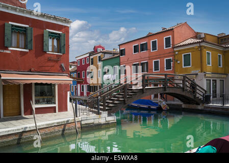 Multi case colorate e il ponte sul canale, Burano, Venezia, Veneto, Italia Foto Stock