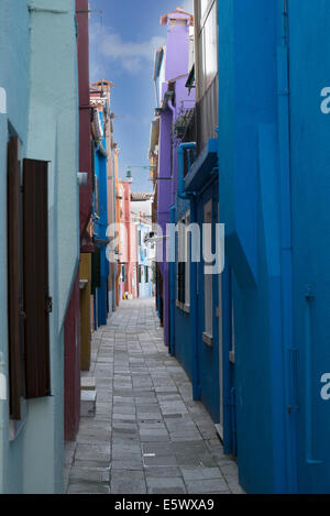 Multi case colorate in stretto vicolo, Burano, Venezia, Veneto, Italia Foto Stock