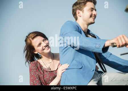 Coppia giovane la condivisione di bicicletta Foto Stock