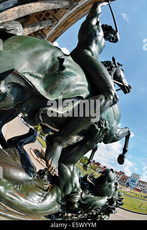 Germania Berlino: vista laterale di una statua equestre di un Leone fighter di fronte all'Altes Museum Foto Stock