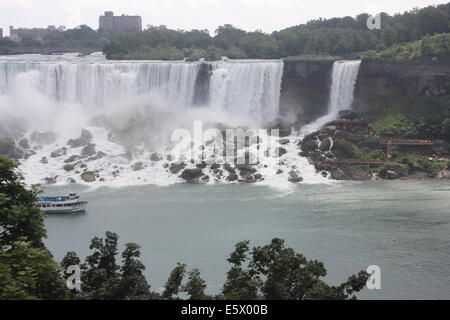 Americani e Bridal Veil Falls cade in un giorno nuvoloso, presa da tutta la gola sul lato Canadese. Foto Stock