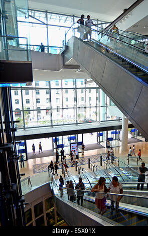 Interno del Les Terrasses du port Mall Marseille Bouches-du-Rhone Francia Foto Stock