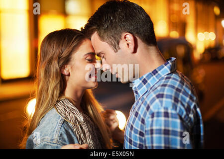 Coppia romantica faccia a faccia via della città di notte Foto Stock