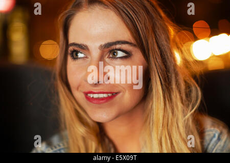 Bella giovane donna ad andare in città in taxi di notte Foto Stock