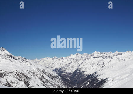 Vista della coperta di neve mountain range, Austria Foto Stock