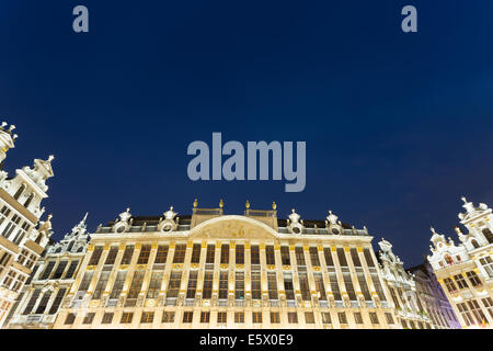 Basso angolo di vista La Maison des Ducs de Brabant, Grand Place di notte, Bruxelles, Belgio Foto Stock