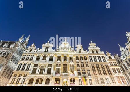 Basso angolo vista di edificio storico, Le Pigeon, Grand Place di notte, Bruxelles, Belgio Foto Stock