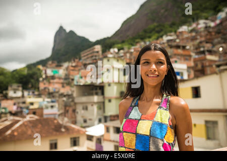 Ritratto di giovane donna, Favela di Santa Marta, Rio de Janeiro in Brasile Foto Stock