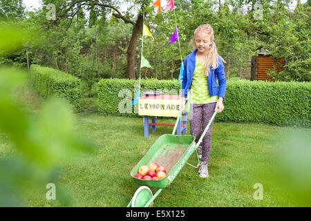 Lemonade stand ragazza mele per il karting lontano dal suo stand Foto Stock