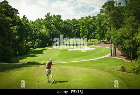 Vista in elevazione del giovane maschio di rinvio golfista off sul campo da golf, Apex, North Carolina, STATI UNITI D'AMERICA Foto Stock