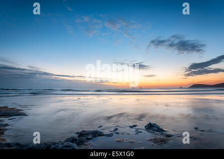 Bel tramonto su una spiaggia di sabbia a Constantine Bay vicino a Padstow in Cornovaglia Foto Stock