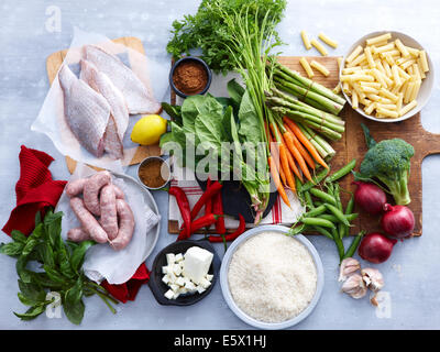 Vista aerea del pesce, salsicce di maiale, feta e una selezione di fresche le erbe e verdure Foto Stock