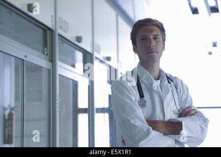 Ritratto di giovane maschio medico in laboratorio Foto Stock