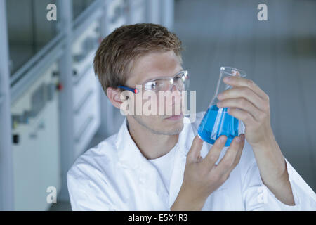 Scienziato maschio mantenendo la beuta di Erlenmeyer in laboratorio Foto Stock