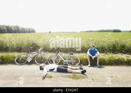 I ciclisti che giace a terra da campi, Cotswolds, REGNO UNITO Foto Stock