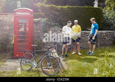 I ciclisti mappa lettura dal telefono rosso scatola, Cotswolds, REGNO UNITO Foto Stock