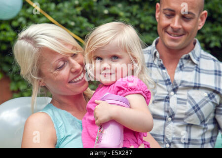 Felice il padre e la madre con bambino figlia Foto Stock