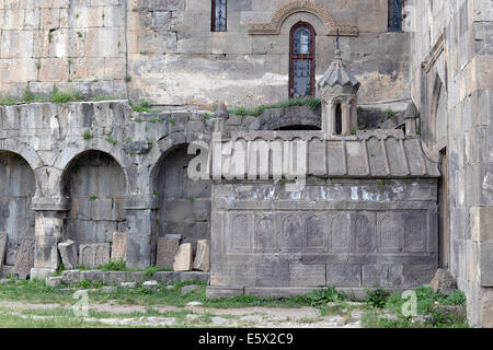 Tatev, Armenia. Il 24 giugno 2014. Il Tatew monastero della Chiesa Apostolica Armena è raffigurato nel sud dell'Armenia in Tatev, Armenia, 24 giugno 2014. È uno dei paesi più importanti monumenti architettonici. Il monastero fu costruito nel IX secolo, in corrispondenza di un antico santuario. Ha usato per essere un centro intellettuale di Armenia e una università tra 1390 e 1453. Foto: Jens Kalaene/dpa/Alamy Live News Foto Stock