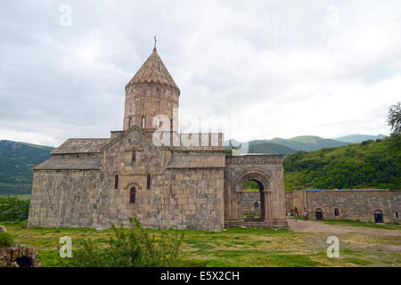 Tatev, Armenia. Il 24 giugno 2014. Il Tatew monastero della Chiesa Apostolica Armena è raffigurato nel sud dell'Armenia in Tatev, Armenia, 24 giugno 2014. È uno dei paesi più importanti monumenti architettonici. Il monastero fu costruito nel IX secolo, in corrispondenza di un antico santuario. Ha usato per essere un centro intellettuale di Armenia e una università tra 1390 e 1453. Foto: Jens Kalaene/dpa/Alamy Live News Foto Stock